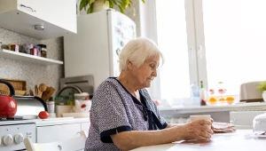 Senior wstaje rano i robi jedną rzecz inaczej? To może być sygnał alarmowy