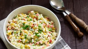 Kolorowa sałatka z surimi sprawdzi się na każdą okazję