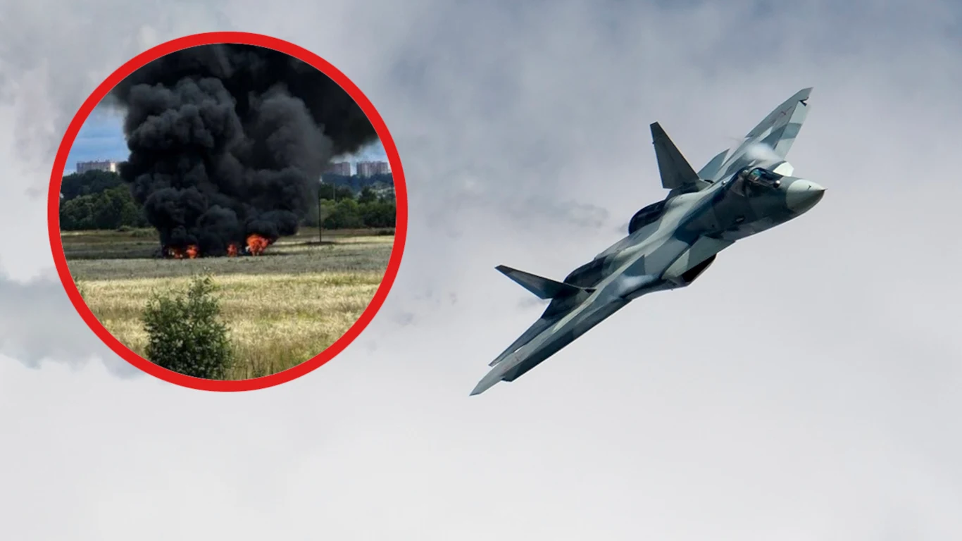 Su-57 mógł się rozbić pod Moskwą. W sieci pojawiły się zdjęcia z miejsca rozbitego wraku. Myśliwiec Su-57 w locie na tle chmur, po prawej okrągłe powiększenie miejsca pożaru wraku i dymu w polu.