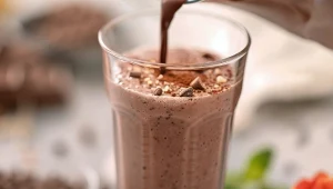 Bananowy koktajl z kawą smakuje jak najlepszy napój z kawiarni 