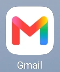 Kolorowa ikona aplikacji Gmail w kształcie litery M na białym tle z podpisem Gmail poniżej.