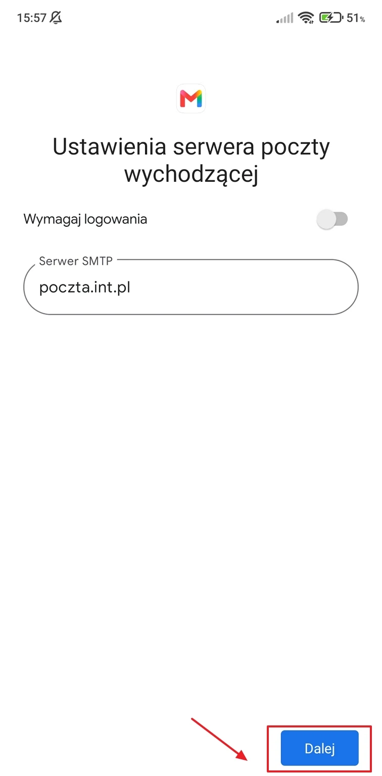 Formularz konfiguracji poczty wychodzącej z polem serwera SMTP wypełnionym adresem poczta.int.pl oraz nieaktywnym przełącznikiem logowania; na dole ekranu niebieski przycisk z napisem „Dalej” wskazany czerwoną strzałką.