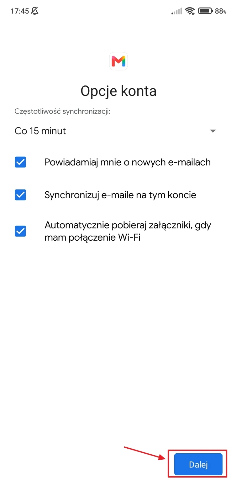 Ekran opcji konta Gmail z ustawieniami synchronizacji e-maili, trzema zaznaczonymi opcjami dotyczącymi powiadomień i pobierania załączników oraz przyciskiem 'Dalej' oznaczonym niebieską ramką.