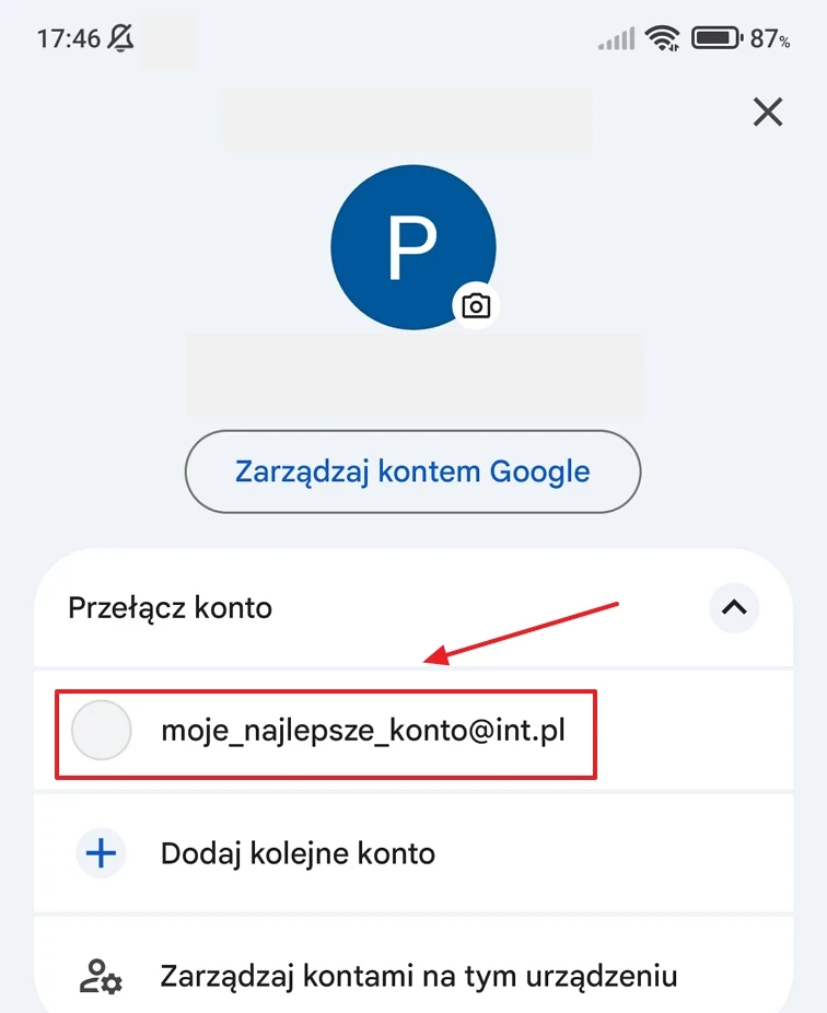 Lista kont Google z wybranym adresem e-mail moje_najlepsze_konto@int.pl oznaczonym czerwoną ramką i strzałką, przyciskami do zarządzania kontem oraz dodawania nowego konta.