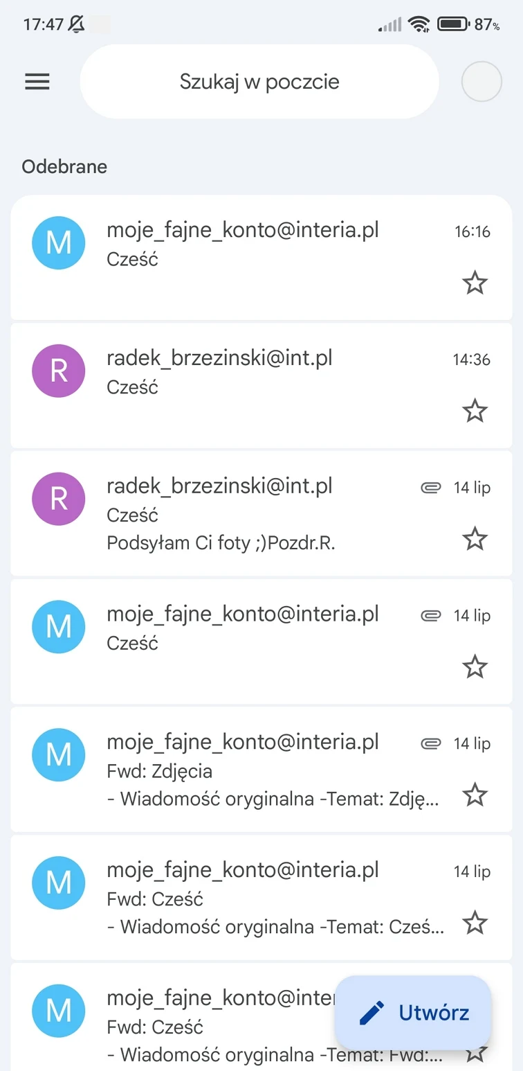 Lista odebranych wiadomości e-mail z kilkoma widocznymi nadawcami, wśród których są moje_fajne_konto@interia.pl oraz radek_brzezinski@int.pl, każda z wiadomości oznaczona godziną lub datą i krótkim podglądem treści, w dolnej części ekranu przycisk Utwórz.