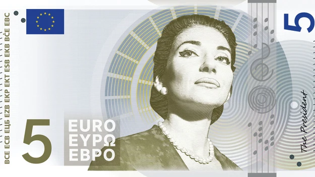 Portret eleganckiej kobiety w stylu retro, zamieszczony centralnie na pięcioeuro banknocie, z motywem architektonicznym w tle oraz charakterystycznymi oznaczeniami waluty i nominału.
