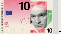 Banknot o nominale 10 euro z wizerunkiem poważnego mężczyzny na tle w odcieniach czerwieni i zieleni, motywami gwiazd oraz napisem EURO w kilku alfabetach.