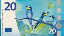 Trzy ptaki o niebiesko-żółtym ubarwieniu siedzące na gałęzi, nominał 20 euro, elementy graficzne związane z walutą Unii Europejskiej.