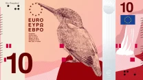 Siedzący na czerwonej bryle ptak stanowiący centralny motyw graficzny banknotu o nominale 10 euro z wyraźnymi zabezpieczeniami, flagą Unii Europejskiej oraz napisem EURO w kilku alfabetach.