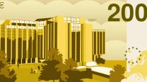 Nowoczesny budynek z przeszklonymi fasadami i prostymi liniami, otoczony drzewami, w tle mapa Europy i gwiazdy symbolizujące Unię Europejską, w prawym górnym rogu duża liczba 200.
