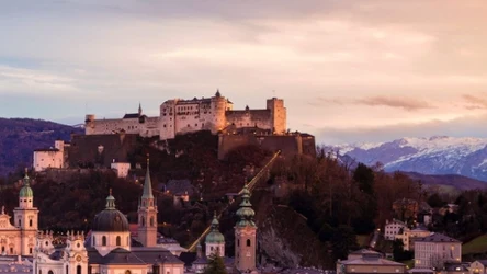 Zamek w Salzburgu zabytkowa warownia, ale też punkt widokowy na miasto, z którego widać również alpejskie szczyty