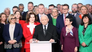 Jarosław Kaczyński na tle członków PiS. Część z nich pożegna się z partią