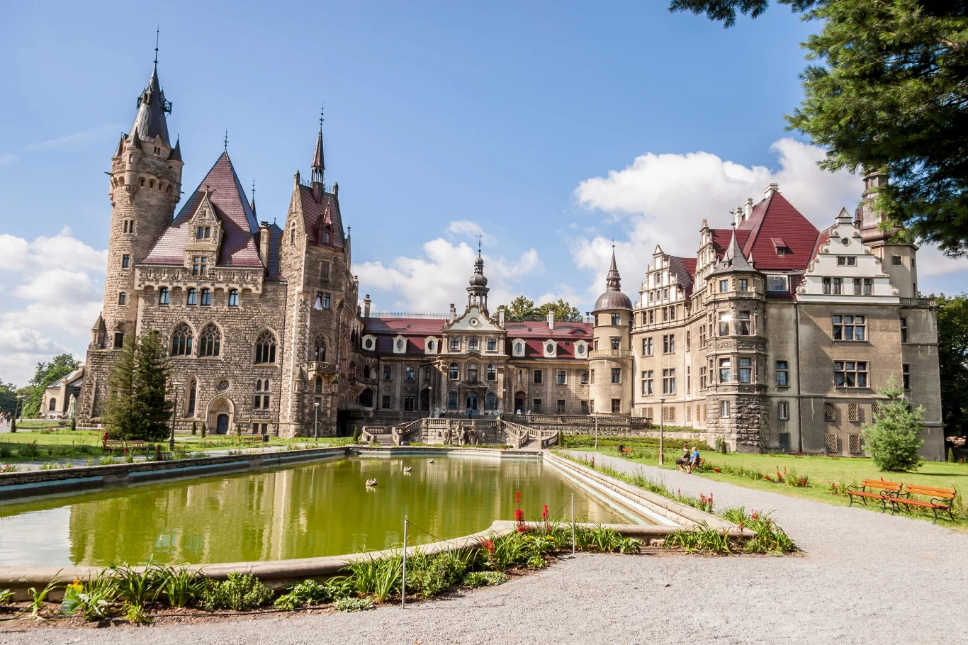 Zamek w Mosznej wyróżnia się nie tylko baśniową sylwetką, ale też liczbami, które trudno uznać za przypadkowe Zamek w Mosznej z licznymi wieżami, wykuszami, otoczony ogrodem, stawem i alejkami.