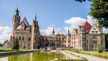 Zamek w Mosznej wyróżnia się nie tylko baśniową sylwetką, ale też liczbami, które trudno uznać za przypadkowe