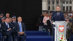 remier Donald Tusk, prezydent RP Karol Nawrocki i minister spraw wewnętrznych i administracji Marcin Kierwiński podczas centralnych obchodów Święta Policji na Placu Marszałka Piłsudskiego w Warszawie