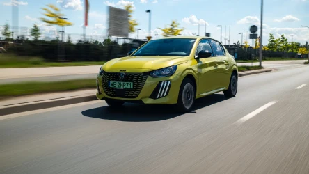 Peugeot e-208 to typowy elektryk do miasta. Stylizacja nie jest nowa, ale nadal atrakcyjna.