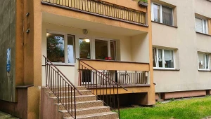 Niecodzienny bar mleczny w Krakowie. Wchodzi się przez balkon