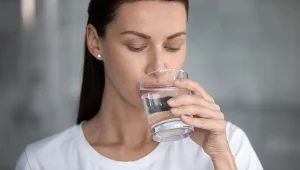 Dodaj szczyptę do wody i wypij rano. Jelita będą wdzięczne