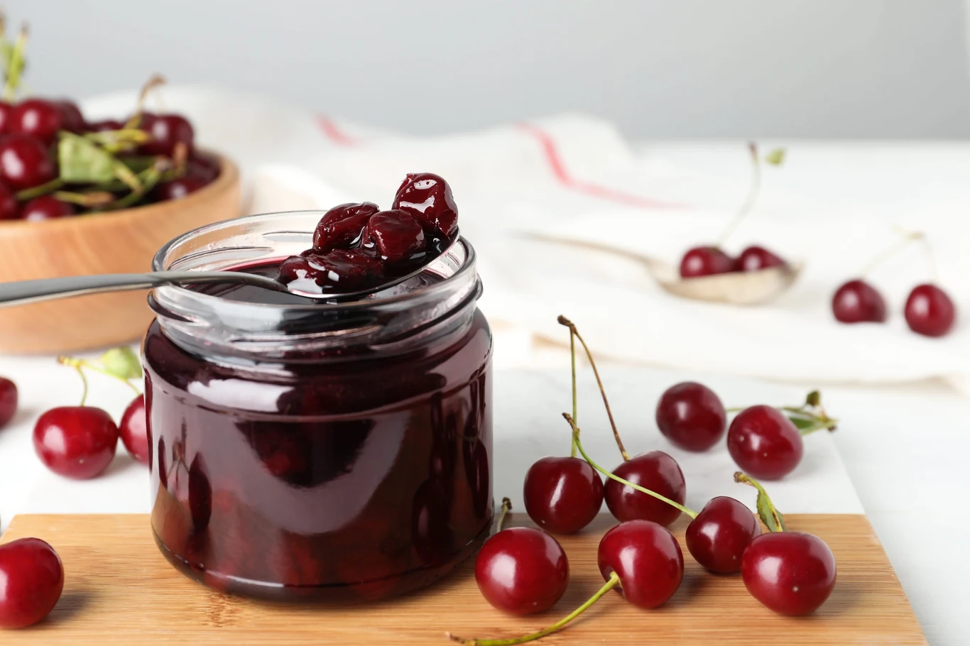 Frużelinę z wiśni robię bez żelatyny. Zagęszczam ją łyżeczką tego Domowa frużelina wiśniowa przygotowana bez żelatyny, zagęszczona mąką ziemniaczaną, podana w szklanym słoiczku.