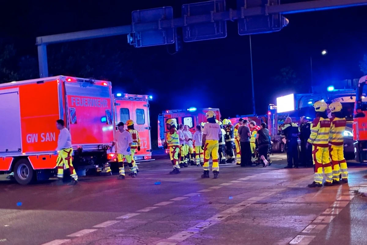 Samochód wjechał w tłum w Berlinie, na miejscu zaroiło się od służb Karetki, pojazdy straży i ratownicy w żółtych uniformach na oświetlonej drodze nocą w Berlinie.