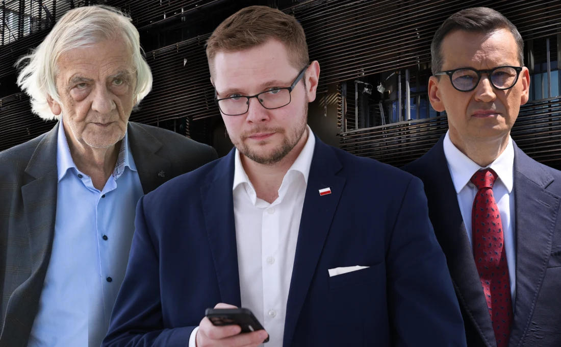 Ryszard Terlecki, Michał Woś i Mateusz Morawiecki Ryszard Terlecki, Michał Woś i Mateusz Morawiecki stoją razem w garniturach; Woś trzyma telefon; w tle budynek.