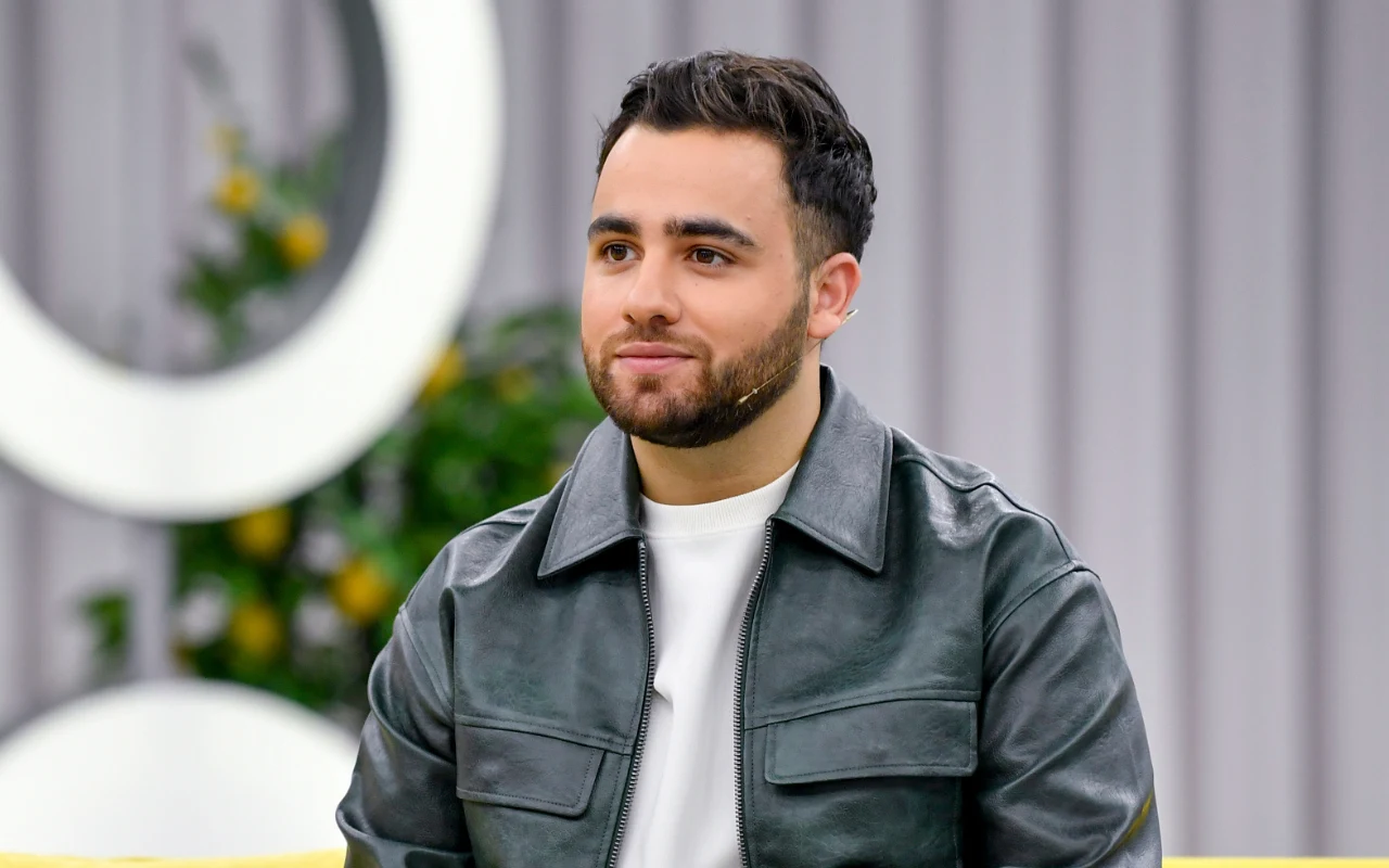 Sargis w "halo tu polsat" Sargis w czarnej kurtce i białej koszulce w studiu telewizyjnym