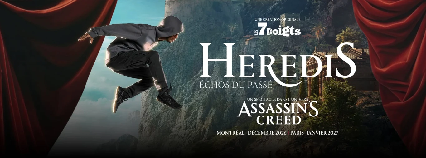 Mężczyzna ubrany na sportowo wykonuje dynamiczny skok na tle górskiego krajobrazu, wokół napisy promujące spektakl HEREDIS powiązany z marką Assassin’s Creed.