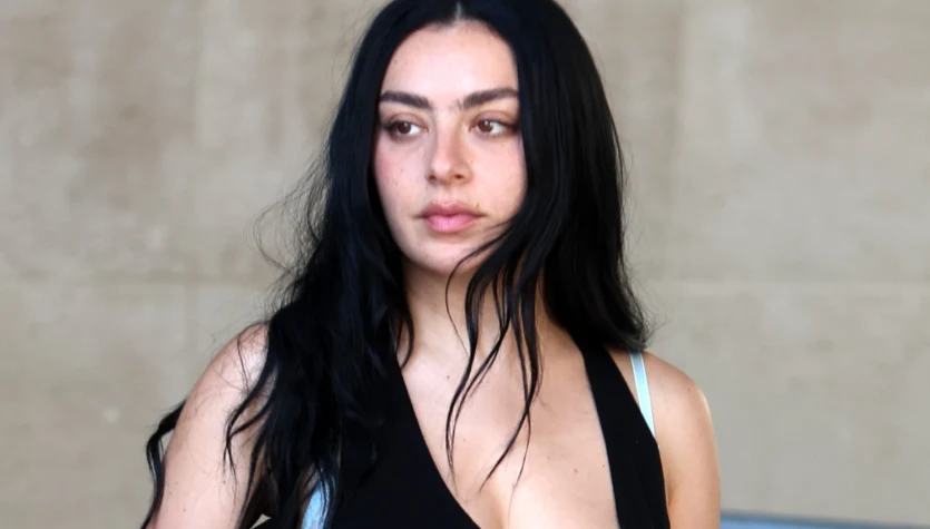 Charli xcx zdecydowała się na nieplanowany krok. "Możecie nazwać mnie hipokrytką"