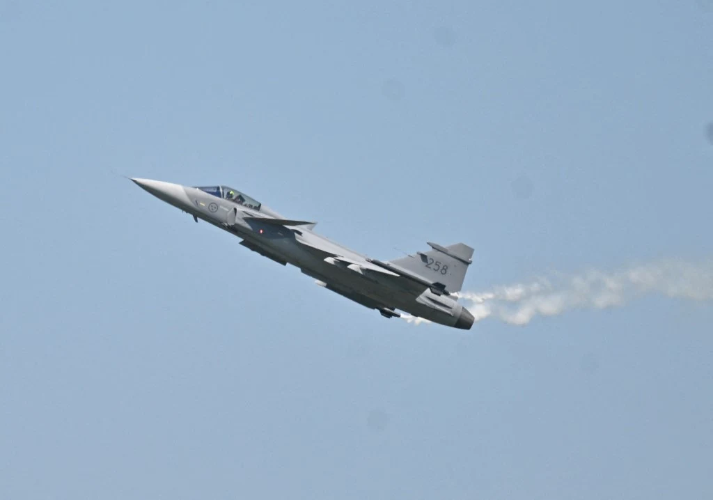 Myśliwiec F-16 strącił drona w przestrzeni powietrznej Rumunii (zdj. ilustracyjne) Myśliwiec F-16 w locie pod ostrym kątem, widoczny ciąg silnika na tle jasnego nieba
