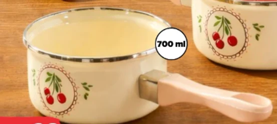 Jasny rondelek z ozdobnym motywem wiśni i metalowym rantem, pojemność 700 ml, różowa plastikowa rączka, ustawiony na drewnianym blacie.