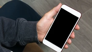 Wyłączony telefon wciąż zużywa baterię. Ukryty pożeracz energii