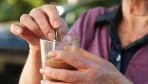 To ulubiony napój na lato. U seniorów może zwiększać ryzyko odwodnienia