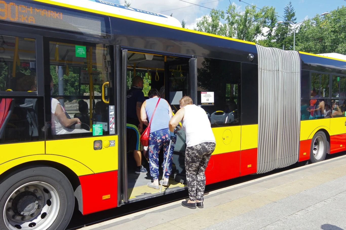Seniorzy mogą jeździć komunikacją miejską za darmo jednak jest jeden warunek Seniorzy mogą liczyć na darmowe przejazdy autobusami i tramwajami dla po osiągnięciu odpowiedniego wieku.
