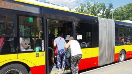 Seniorzy mogą jeździć komunikacją miejską za darmo jednak jest jeden warunek 
