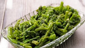 Rapini z oliwą i czosnkiem może być doskonałym dodatkiem do obiadu
