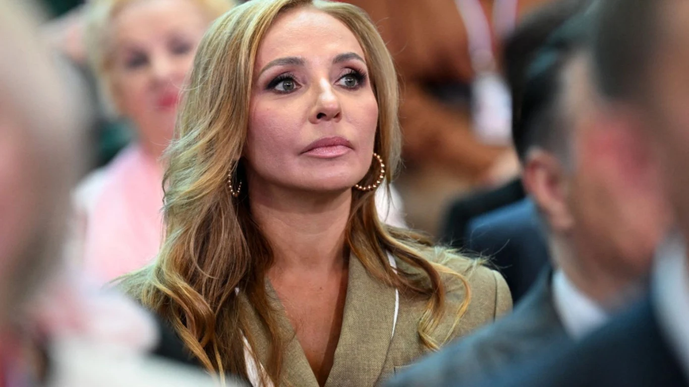 Tatiana Nawka zaskarżyła sankcje UE Tatiana Nawka, w eleganckim stroju i kolczykach, siedzi wśród osób na oficjalnym wydarzeniu.