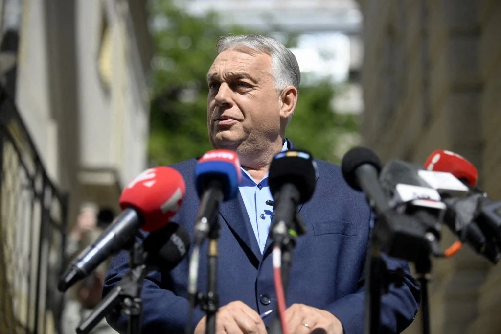 Viktor Orbán próbuje odnaleźć się w nowej rzeczywistości Viktor Orbán w niebieskim garniturze przemawia na zewnątrz do mikrofonów podczas konferencji prasowej.