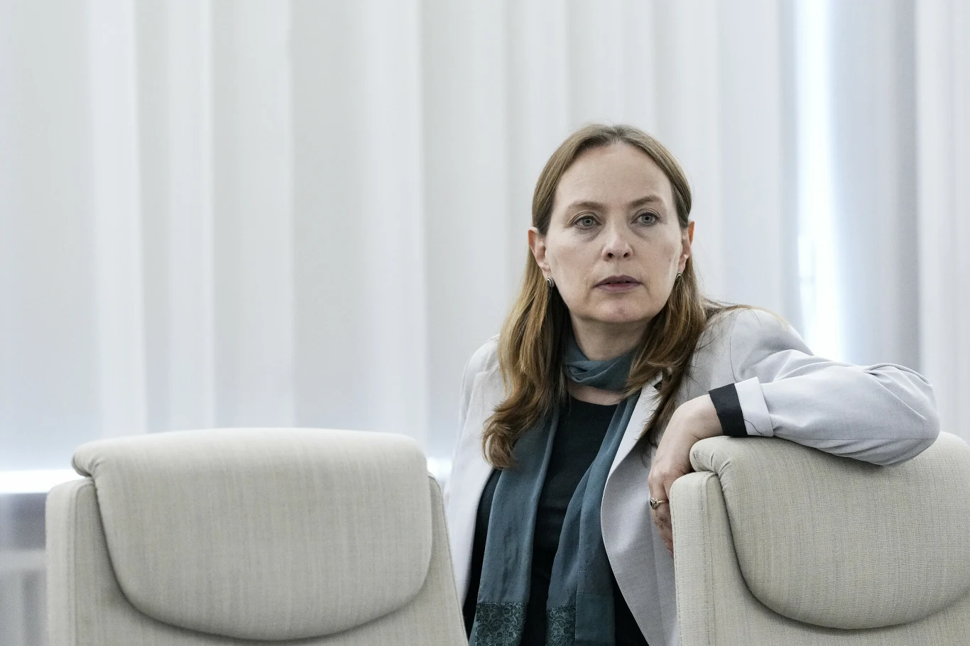 Minister funduszy i polityki regionalnej Katarzyna Pełczyńska-Nałęcz Katarzyna Pełczyńska-Nałęcz w jasnej marynarce i szaliku siedzi między fotelami, w tle białe zasłony.