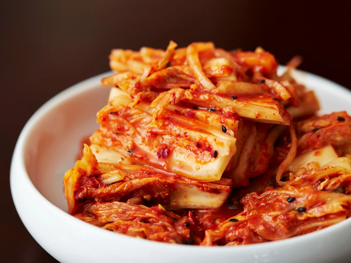 Dobre kimchi jest kwaśne, ostre, lekko słone i pełne umami. Naturalnie wspiera jelita i odporność, Dobre kimchi jest kwaśne, ostre, lekko słone i pełne umami. Naturalnie wspiera jelita i odporność,