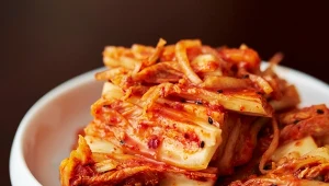 Dobre kimchi jest kwaśne, ostre, lekko słone i pełne umami. Naturalnie wspiera jelita i odporność,