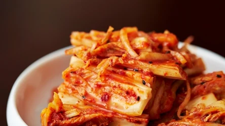 Dobre kimchi jest kwaśne, ostre, lekko słone i pełne umami. Naturalnie wspiera jelita i odporność,
