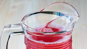 Domowy kompot z rabarbaru to znakomity napój gaszący pragnienie latem