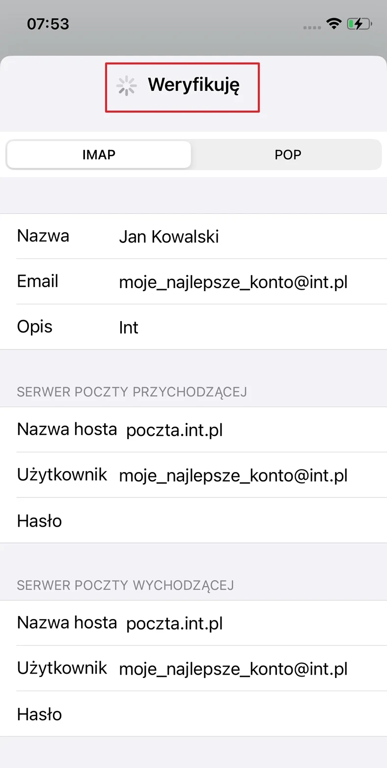 Ekran konfiguracji konta e-mail z danymi użytkownika oraz informacjami o serwerach poczty przychodzącej i wychodzącej, widoczny etap weryfikacji ustawień.