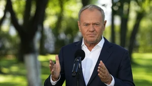 Donald Tusk stwierdził, że "z uśmiechem" ogląda rozłam w Prawie i Sprawiedliwości