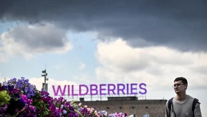 Mężczyzna przechodzi obok budynku z logo rosyjskiego giganta e-commerce Wildberries w centrum Moskwy.y