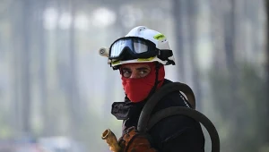 Francuscy strażacy walczą z pożarami w rejonie Żyrondy