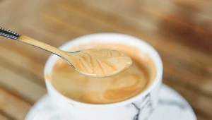 Kawa latte z syropem klonowym i solą to świetny sposób na pobudzenie w formie deseru.
