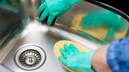 Stalowy zlew znów będzie lśnił. Zamiast druciaka i mleczka użyj taniego produktu z kuchni