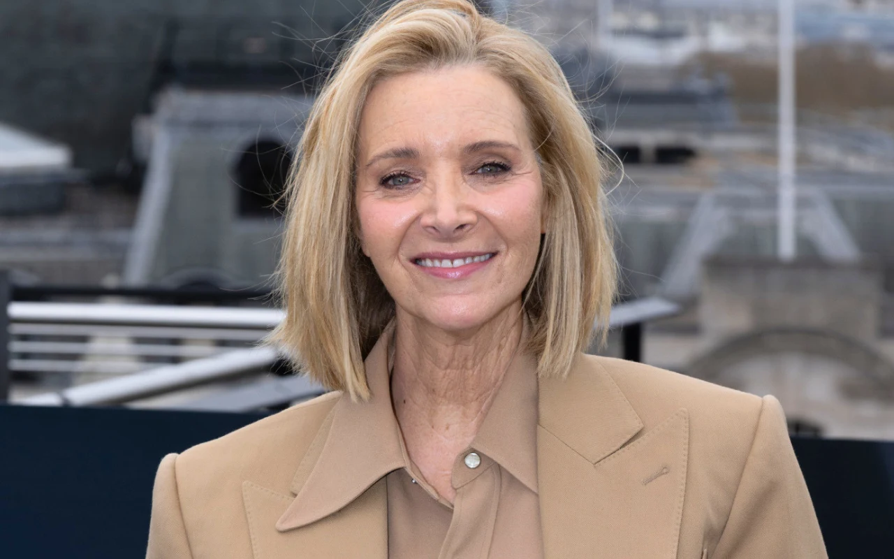 Lisa Kudrow kończy 63 lata Uśmiechnięta Lisa Kudrow w jasnym garniturze na wydarzeniu związanym z serialem
