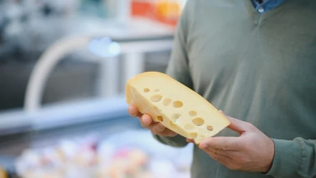 Dziury w serze żółtym to świetna wskazówka jakości. Warto dokładnie je obejrzeć.